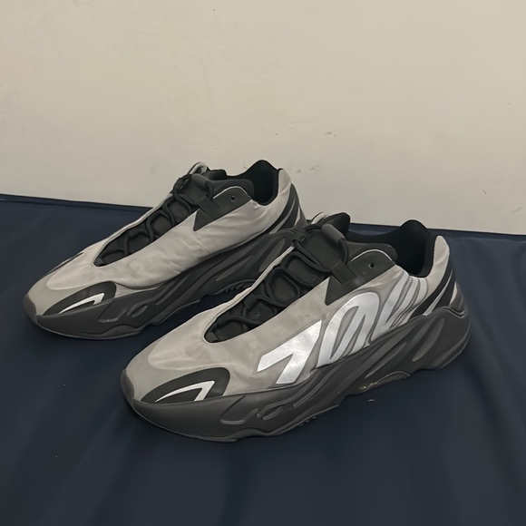 YEZZY 700 METALLIC SIZE 11 MID CONDITION - Picture 3 of 6